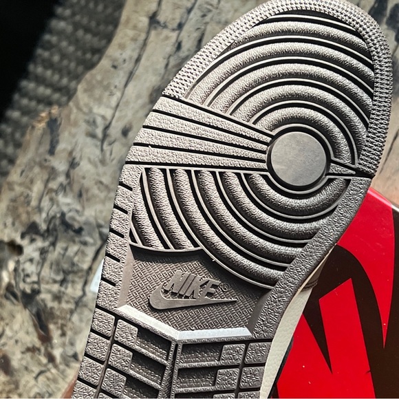 The Air Jordan 1 Mocha High Fragment Design x Travis Scott - Picture 15 of 15